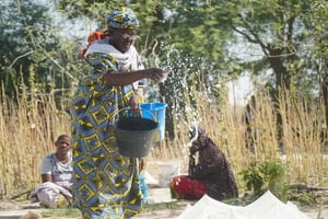 Kadia watering her garden in Léré. © MAEFILMS / HI